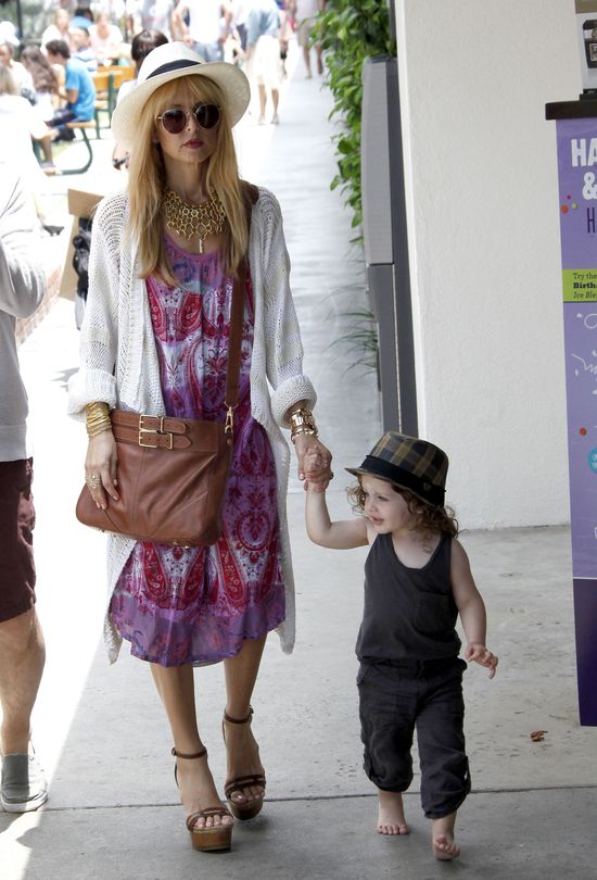 Stylowa mama w za małych butach, synek boso (FOTO)