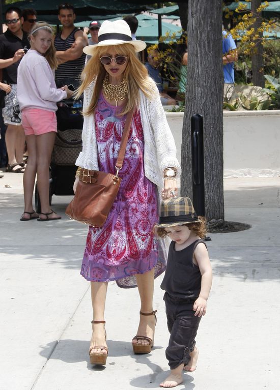 Stylowa mama w za małych butach, synek boso (FOTO)