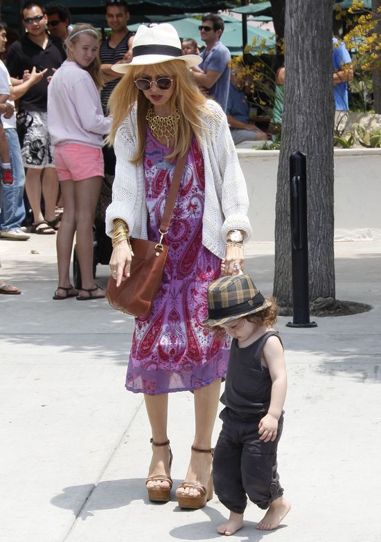 Stylowa mama w za małych butach, synek boso (FOTO)