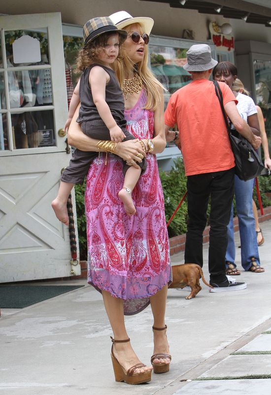 Stylowa mama w za małych butach, synek boso (FOTO)