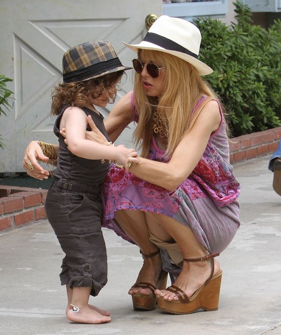 Stylowa mama w za małych butach, synek boso (FOTO)