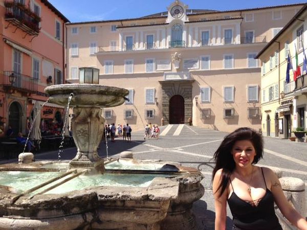 Iwona Węgrowska pokazuje męża i... biust (FOTO) Iwona Węgrowska pokazuje męża i... biust (FOTO)