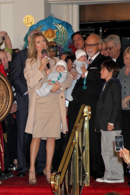 Zapłakana Celine Dion: Karmię męża przez rurkę (VIDEO) Zapłakana Celine Dion: Karmię męża przez rurkę (VIDEO)