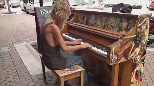 Bezdomny podchodzi do pianina, siada i... SZOK! (VIDEO)