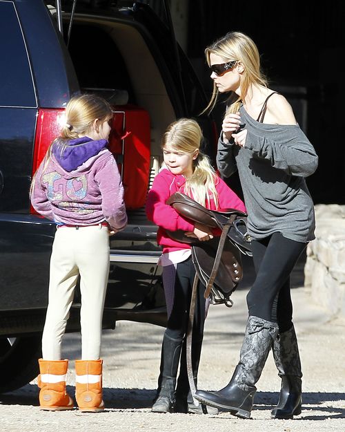 Córeczki Denise Richards popisują się na koniach (FOTO)