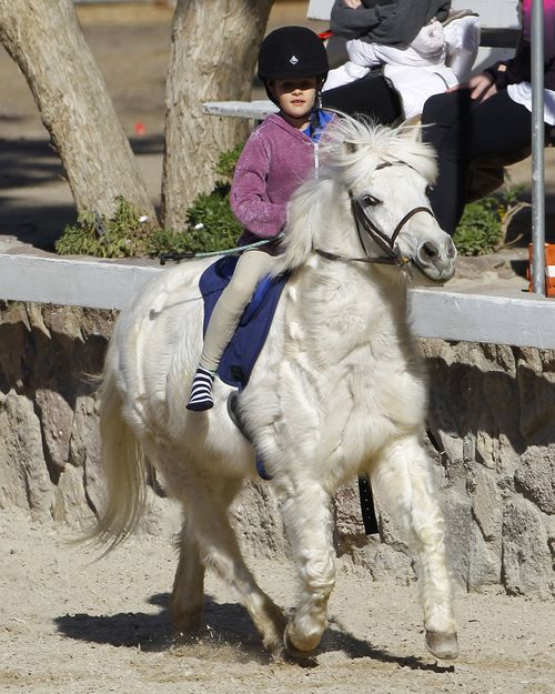 Córeczki Denise Richards popisują się na koniach (FOTO) Córeczki Denise Richards popisują się na koniach (FOTO)