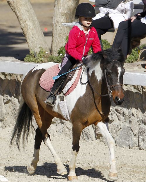Córeczki Denise Richards popisują się na koniach (FOTO) Córeczki Denise Richards popisują się na koniach (FOTO)