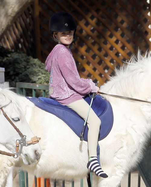 Córeczki Denise Richards popisują się na koniach (FOTO) Córeczki Denise Richards popisują się na koniach (FOTO)