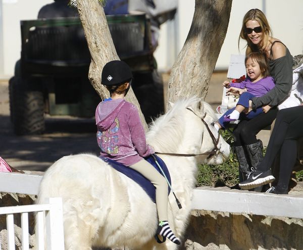 Córeczki Denise Richards popisują się na koniach (FOTO) Córeczki Denise Richards popisują się na koniach (FOTO)