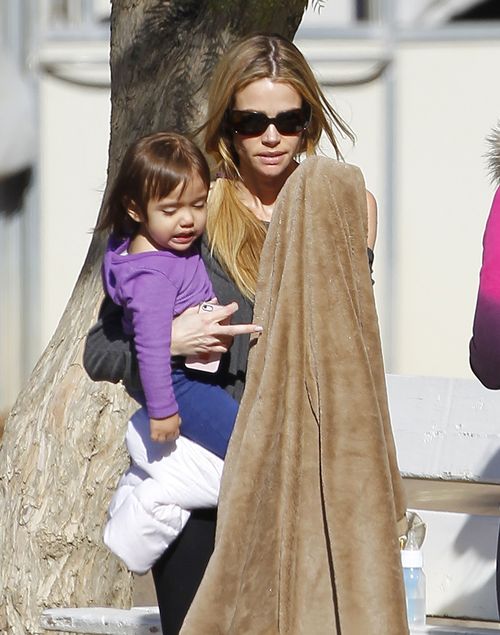 Córeczki Denise Richards popisują się na koniach (FOTO) Córeczki Denise Richards popisują się na koniach (FOTO)