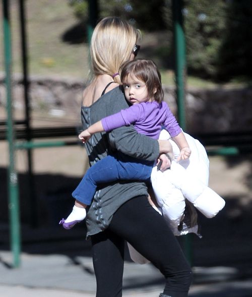 Córeczki Denise Richards popisują się na koniach (FOTO) Córeczki Denise Richards popisują się na koniach (FOTO)