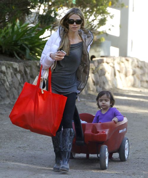 Córeczki Denise Richards popisują się na koniach (FOTO) Córeczki Denise Richards popisują się na koniach (FOTO)