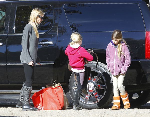 Córeczki Denise Richards popisują się na koniach (FOTO) Córeczki Denise Richards popisują się na koniach (FOTO)