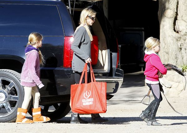 Córeczki Denise Richards popisują się na koniach (FOTO) Córeczki Denise Richards popisują się na koniach (FOTO)