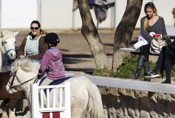 Córeczki Denise Richards popisują się na koniach (FOTO) Córeczki Denise Richards popisują się na koniach (FOTO)