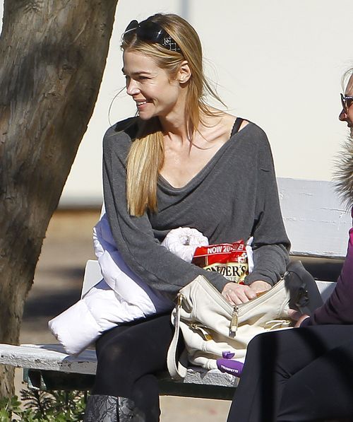 Córeczki Denise Richards popisują się na koniach (FOTO) Córeczki Denise Richards popisują się na koniach (FOTO)