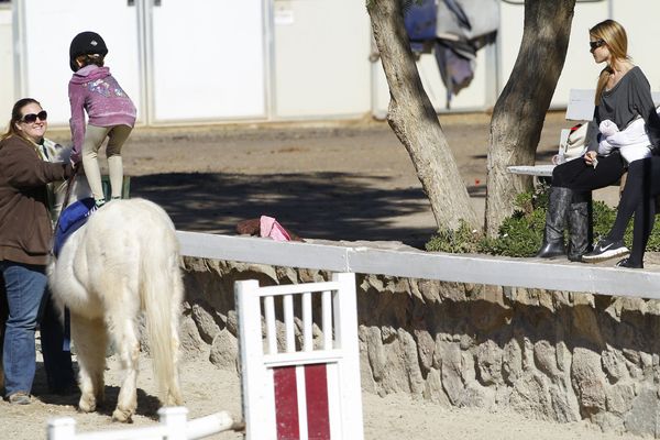 Córeczki Denise Richards popisują się na koniach (FOTO) Córeczki Denise Richards popisują się na koniach (FOTO)