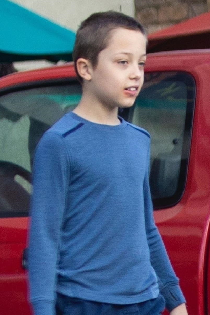 12-letnia Shiloh Jolie-Pitt taszczy zakupy z bratem (ZDJĘCIA)