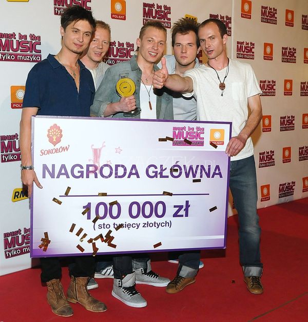 Kora ubrała mini,  Sztabie urosły skrzydła (FOTO)