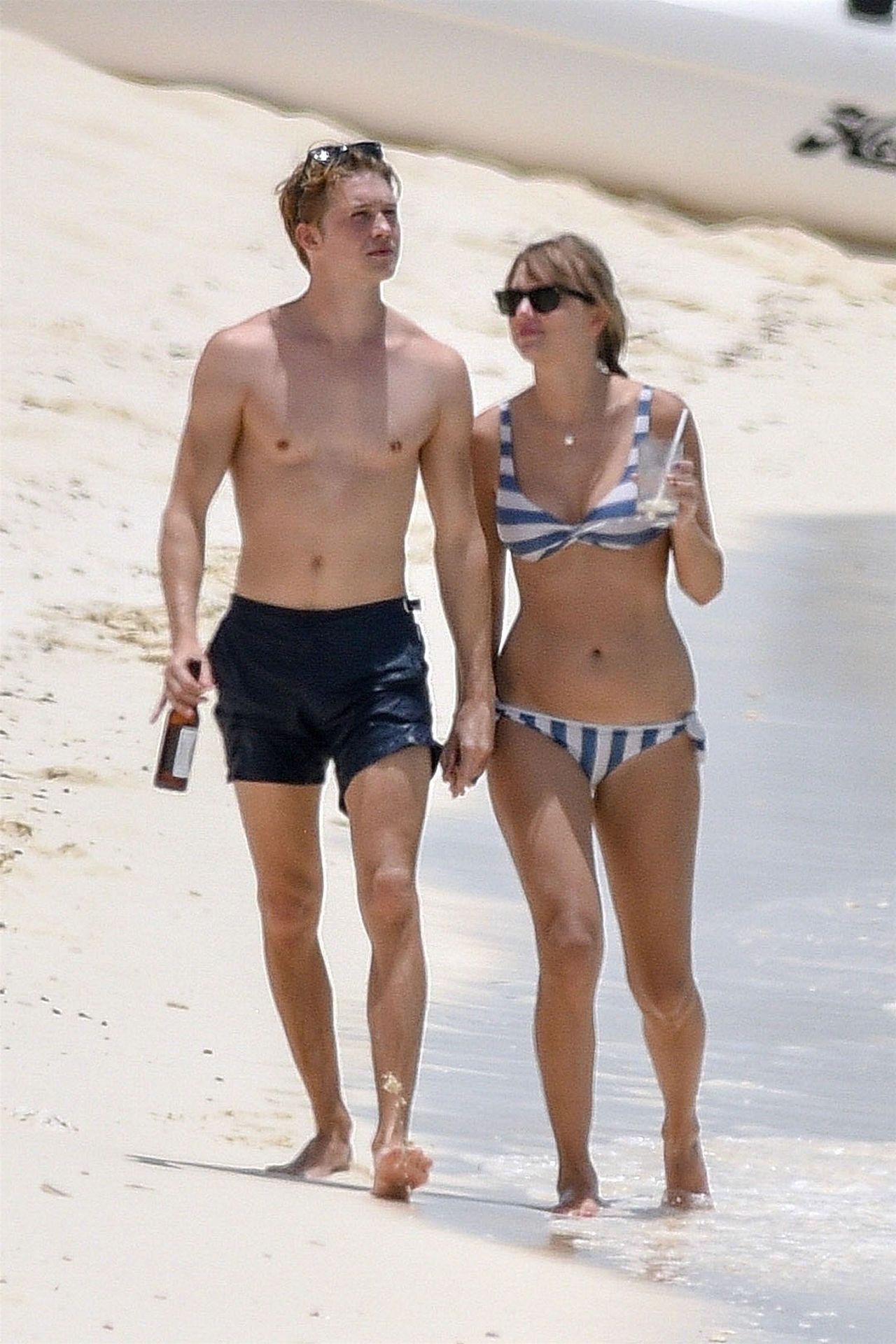 BRZUSZEK Taylor Swift na plaży – znów pojawią się plotki o CIĄŻY? BRZUSZEK Taylor Swift na plaży – znów pojawią się plotki o CIĄŻY?