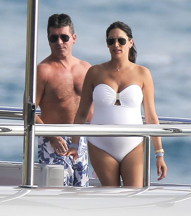 Simon Cowell z ciężarną partnerką na jachcie Simon Cowell z ciężarną partnerką na jachcie
