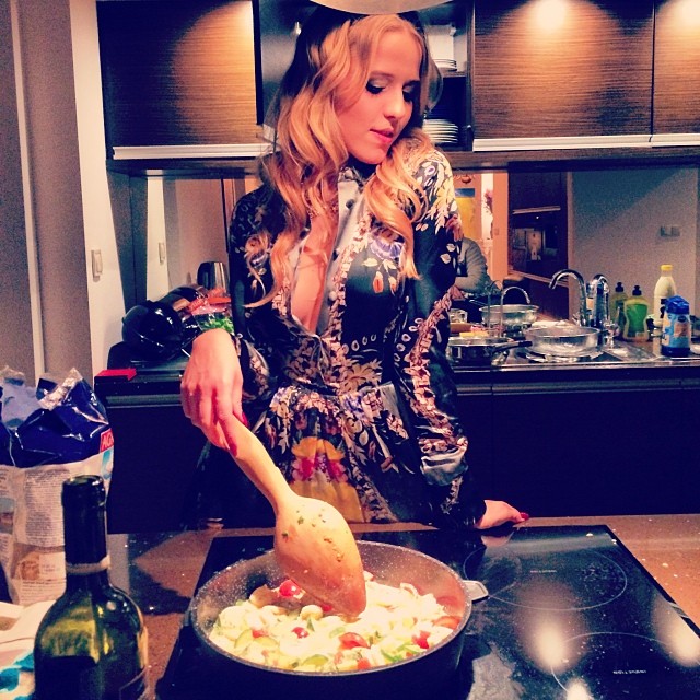 Jessica Mercedes gotuje w sukience za 1700 zł (FOTO) Jessica Mercedes gotuje w sukience za 1700 zł (FOTO)