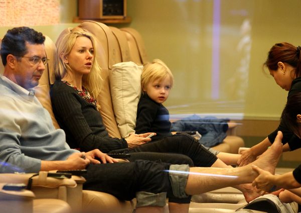 Gdzie Naomi Watts zabrała swojego synka? (FOTO)