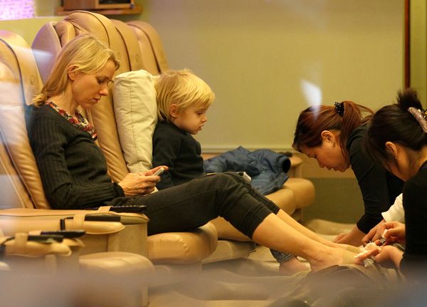 Gdzie Naomi Watts zabrała swojego synka? (FOTO)