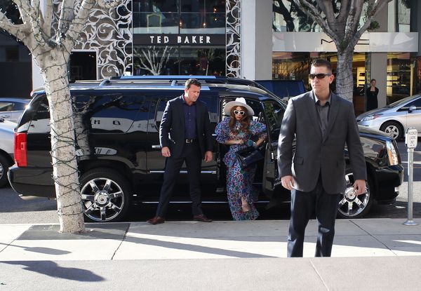 Wzorzysta sukienka, fale, okulary i kapelusz (FOTO)