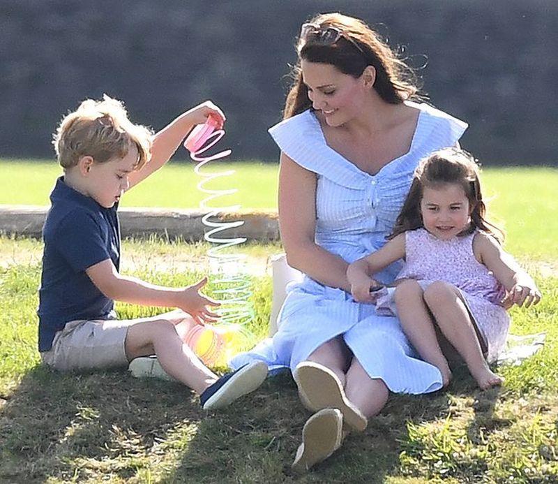 Te ZWYKŁE rzeczy są ZAKAZANE dla George’a, Charlotte i Louisa Te ZWYKŁE rzeczy są ZAKAZANE dla George’a, Charlotte i Louisa
