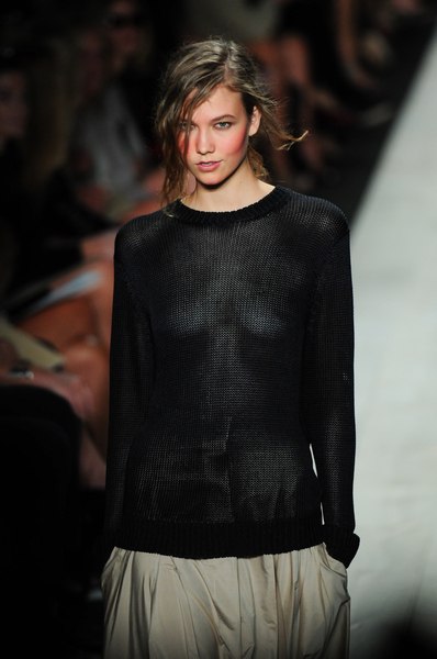 Karlie Kloss jakby nieco odmieniona (FOTO)