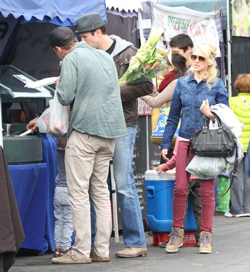 Pokazała paparazzi język i tyłek (FOTO)