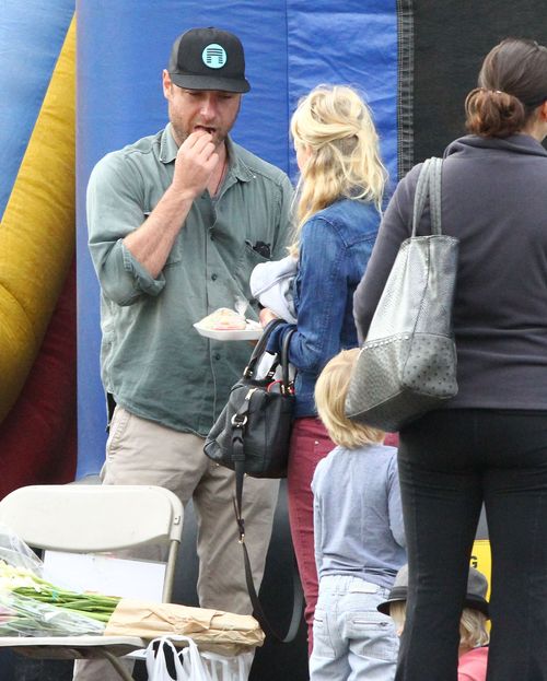 Pokazała paparazzi język i tyłek (FOTO)