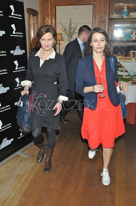 Do sukienki ubrała białe trampki (FOTO)