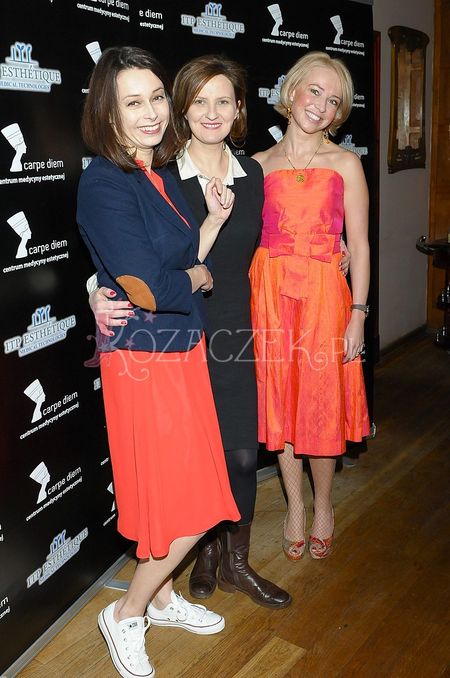 Do sukienki ubrała białe trampki (FOTO)