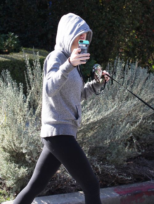 Miley Cyrus z pupilami na spacerze (FOTO)