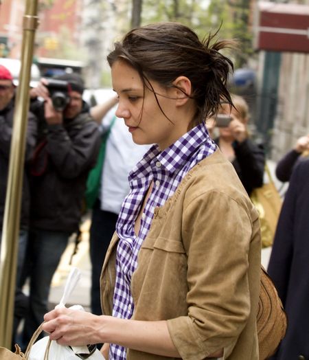 Katie Holmes ma zakaz wychodzenia z domu bez makijażu