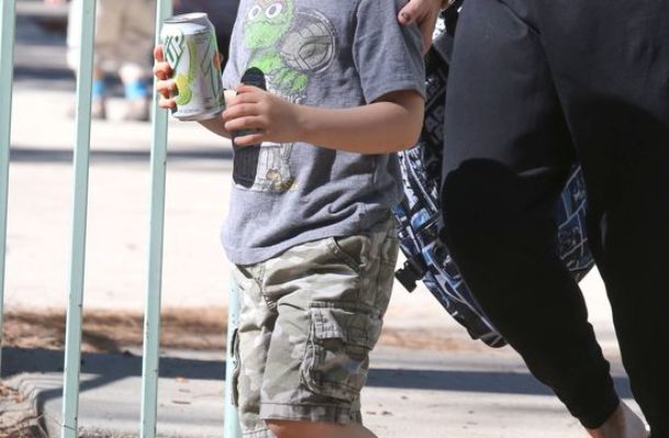 Vivienne i Knox Jolie-Pitt w parku