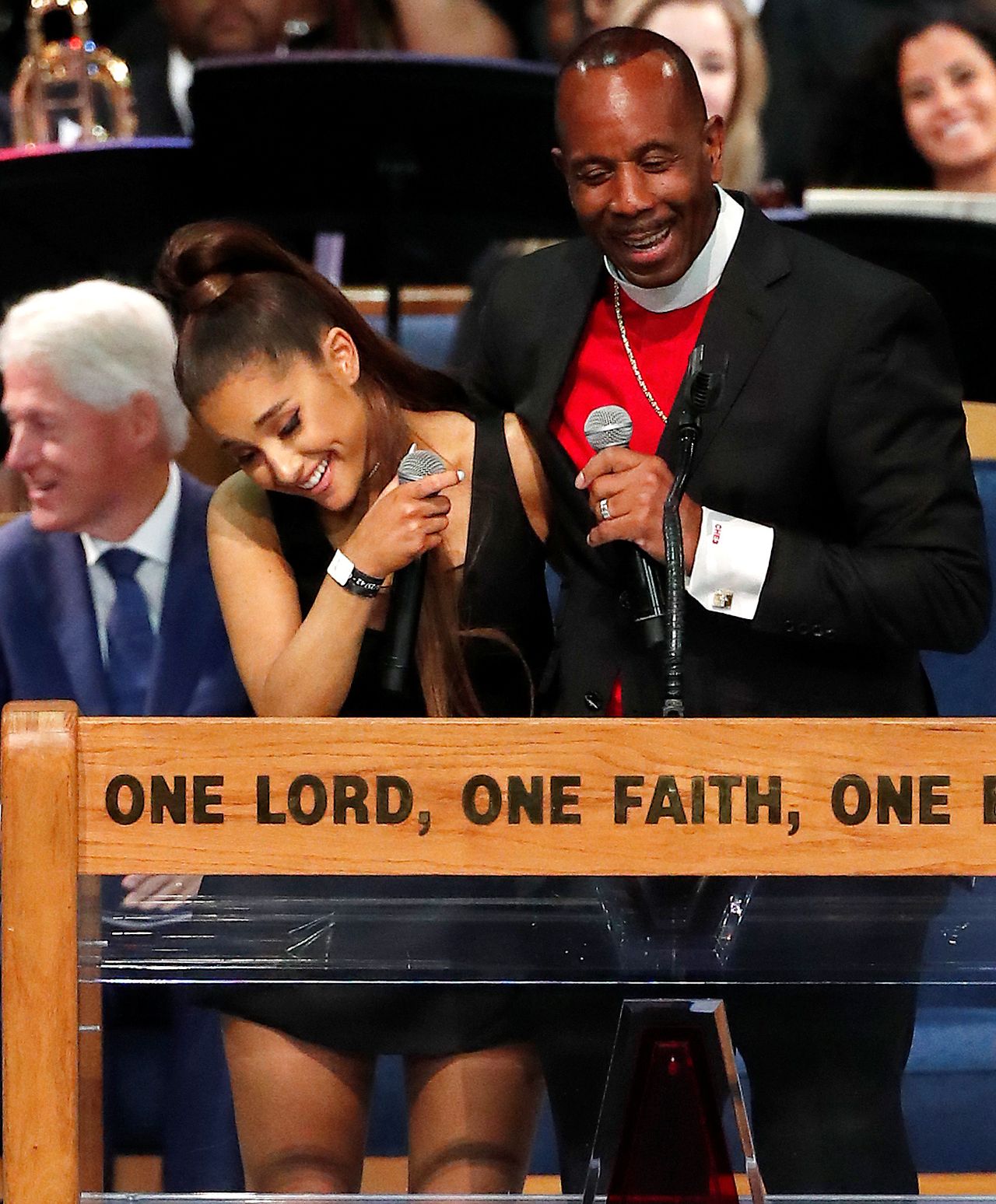 SKANDAL na pogrzebie Arethy Franklin - biskup OBMACYWAŁ Arianę Grande? (ZDJĘCIA)