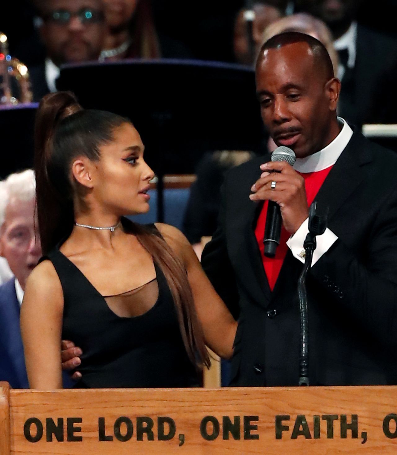 SKANDAL na pogrzebie Arethy Franklin - biskup OBMACYWAŁ Arianę Grande? (ZDJĘCIA)