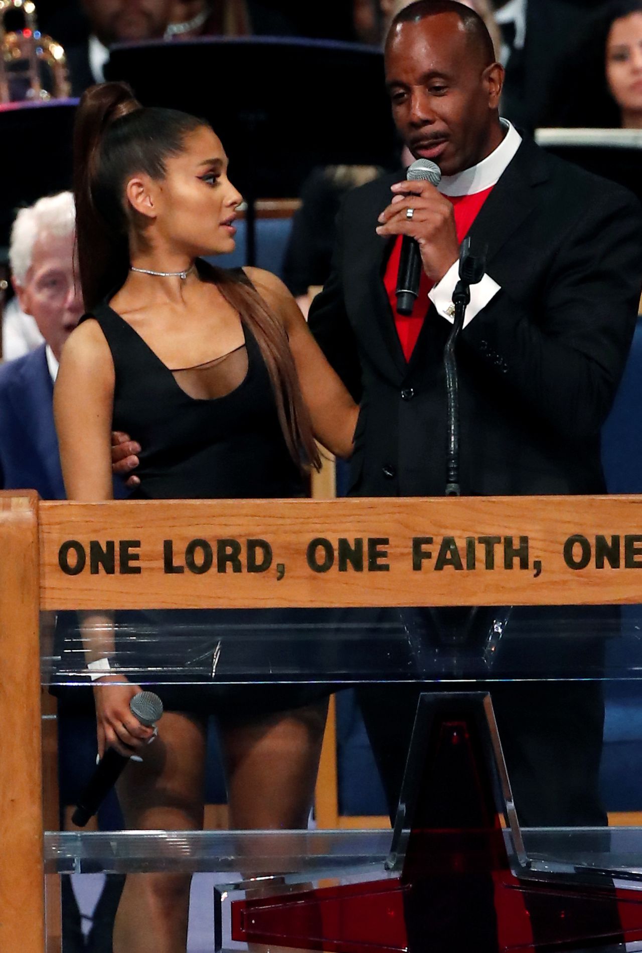 SKANDAL na pogrzebie Arethy Franklin - biskup OBMACYWAŁ Arianę Grande? (ZDJĘCIA)