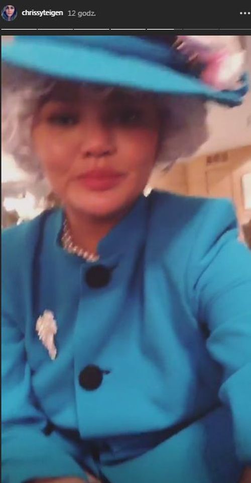 Chrissy Teigen na Halloween przebrała się za królową Elżbietę
