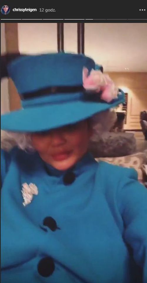 Chrissy Teigen na Halloween przebrała się za królową Elżbietę