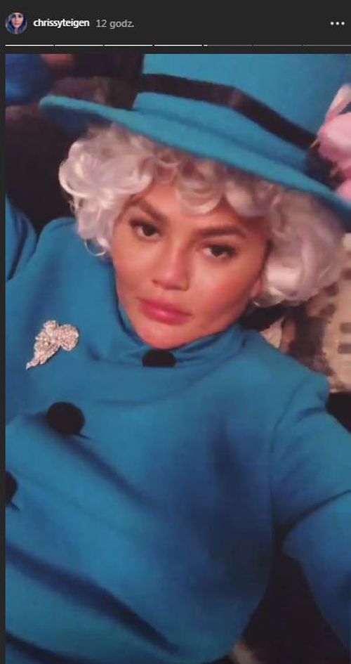 Chrissy Teigen na Halloween przebrała się za królową Elżbietę