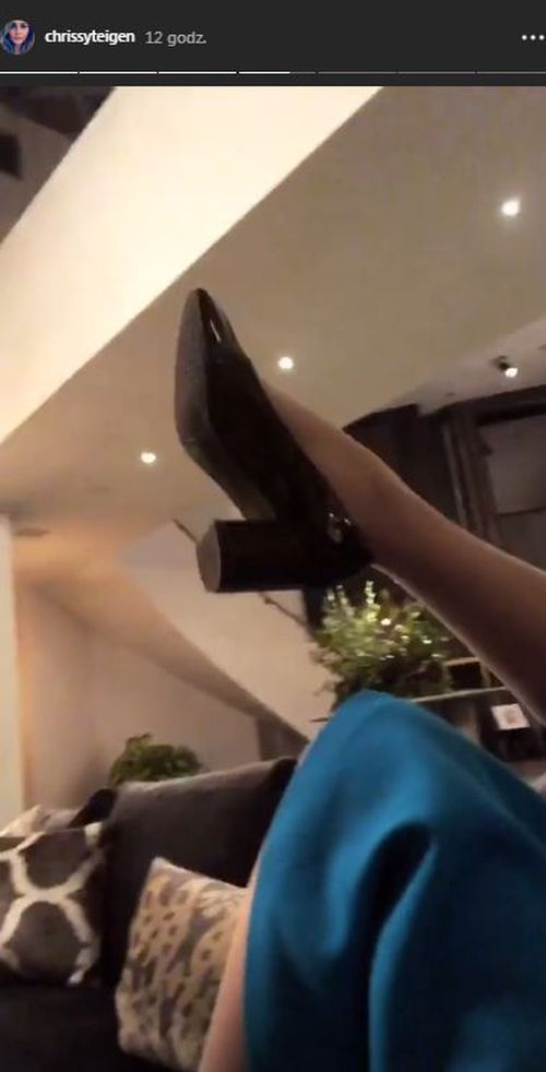 Chrissy Teigen na Halloween przebrała się za królową Elżbietę
