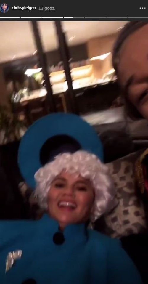 Chrissy Teigen na Halloween przebrała się za królową Elżbietę