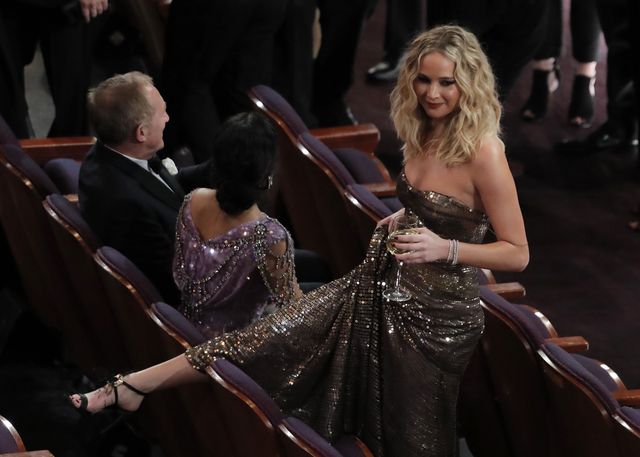 Jennifer Lawrence UPIŁA się na Oscarach? (ZDJĘCIA)