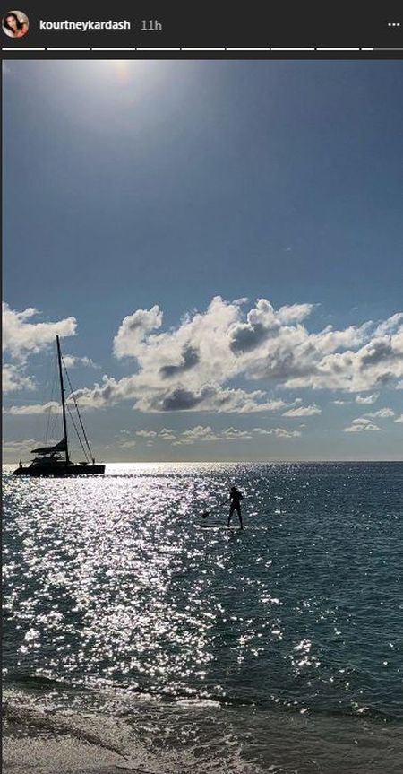 Kourtney Kardashian z ciałem 20-latki bawi się na wakacjach (Instagram)