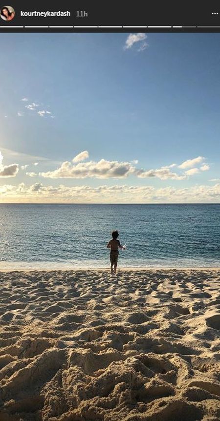 Kourtney Kardashian z ciałem 20-latki bawi się na wakacjach (Instagram)