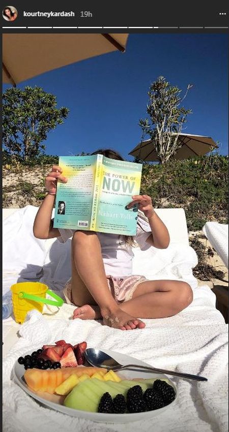 Kourtney Kardashian z ciałem 20-latki bawi się na wakacjach (Instagram)